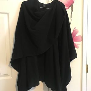Apostrophe black poncho